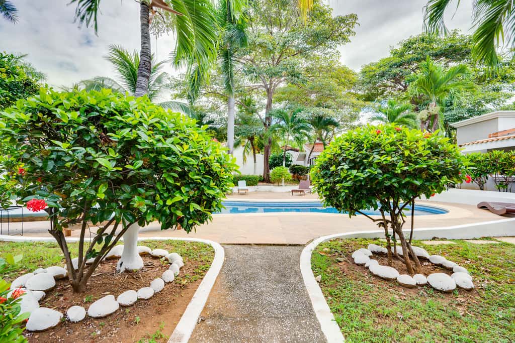 Step-Free Studio w/ Pool Access, Walk to Beach!
