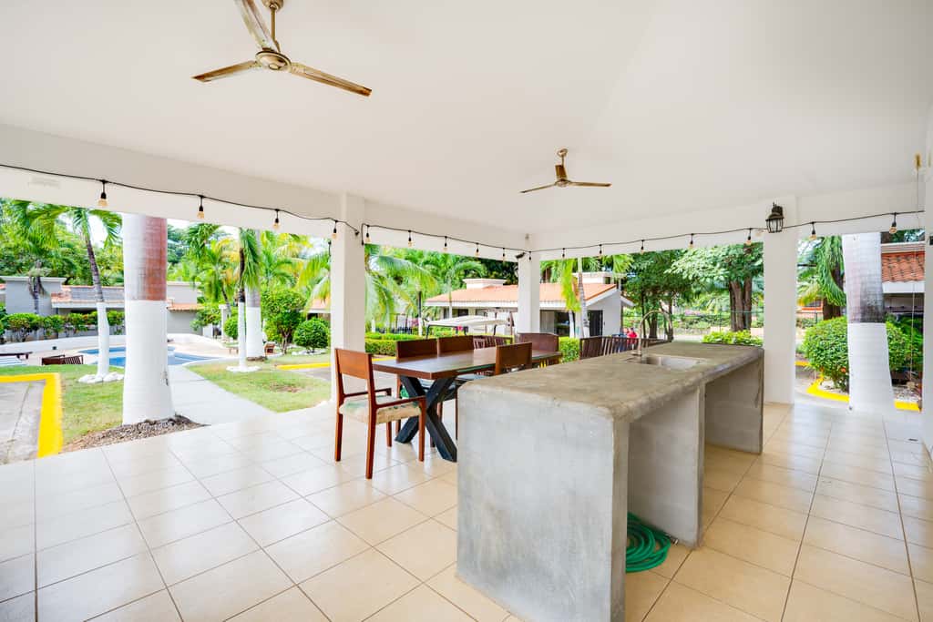 Step-Free Studio w/ Pool Access, Walk to Beach!
