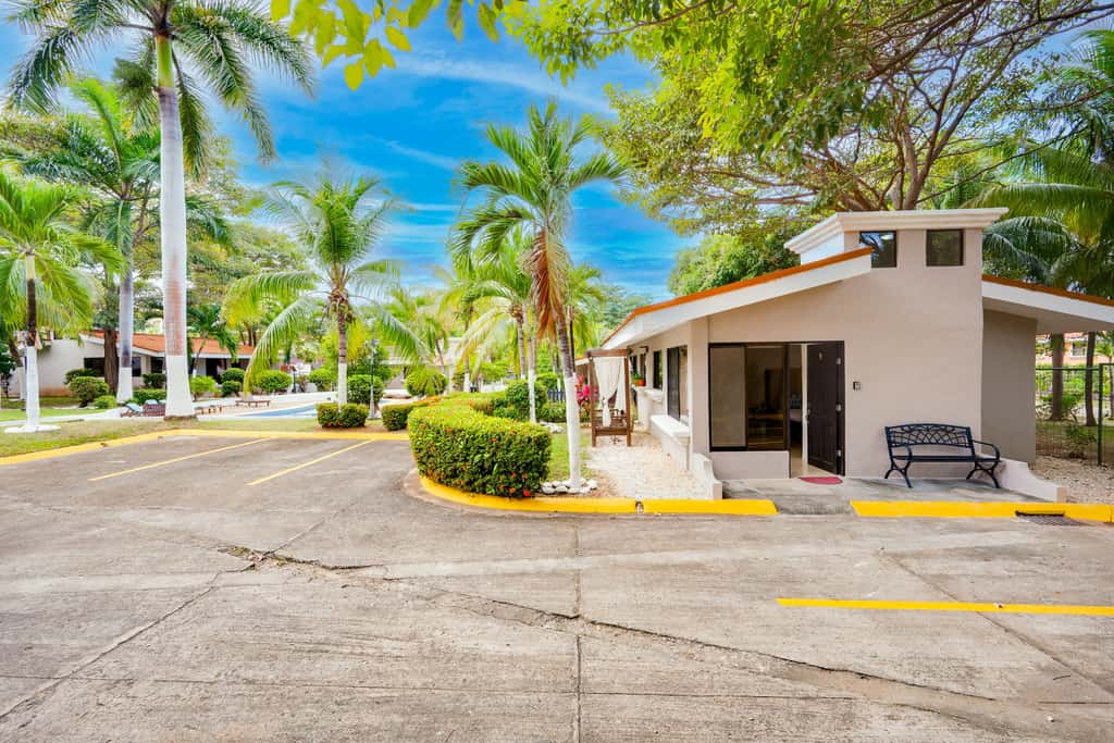 Step-Free Studio w/ Pool Access, Walk to Beach!