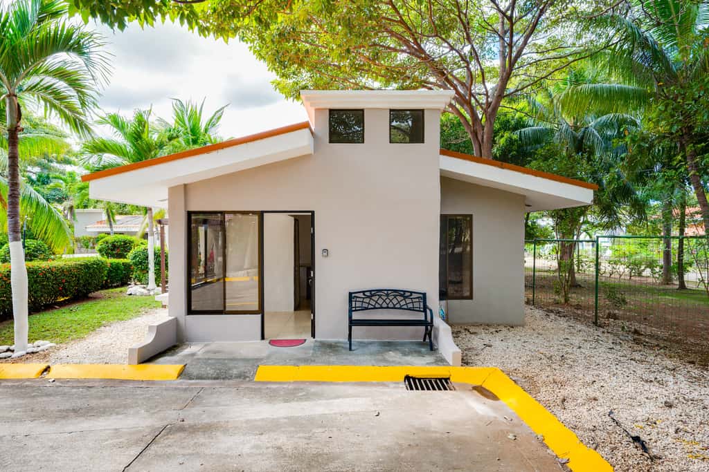 Step-Free Studio w/ Pool Access, Walk to Beach!