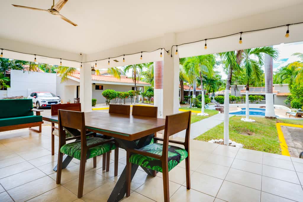 Step-Free Studio w/ Pool Access, Walk to Beach!
