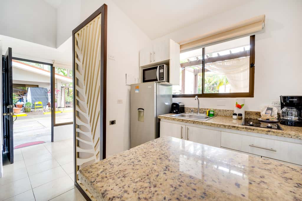 Step-Free Studio w/ Pool Access, Walk to Beach!