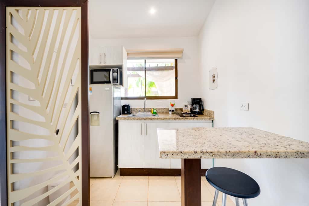 Step-Free Studio w/ Pool Access, Walk to Beach!