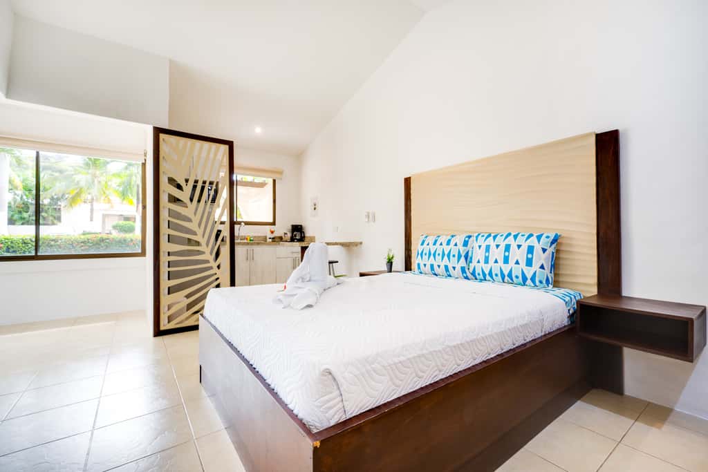 Step-Free Studio w/ Pool Access, Walk to Beach!