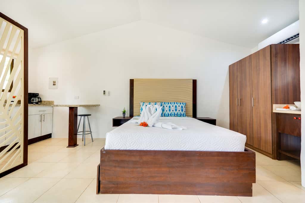 Step-Free Studio w/ Pool Access, Walk to Beach!
