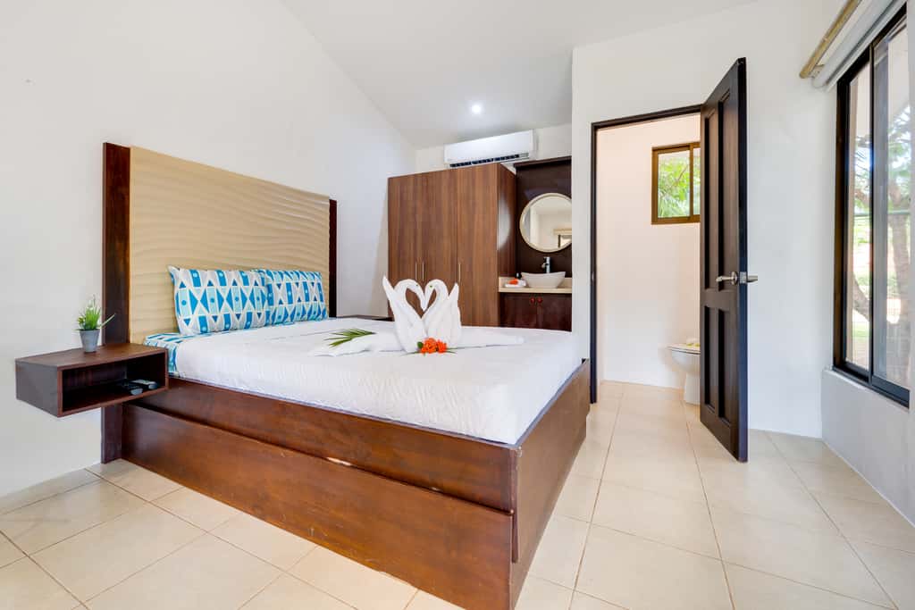 Step-Free Studio w/ Pool Access, Walk to Beach!