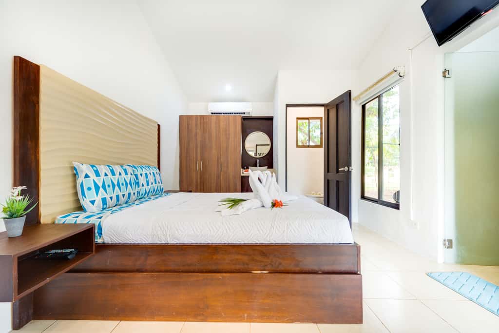 Step-Free Studio w/ Pool Access, Walk to Beach!