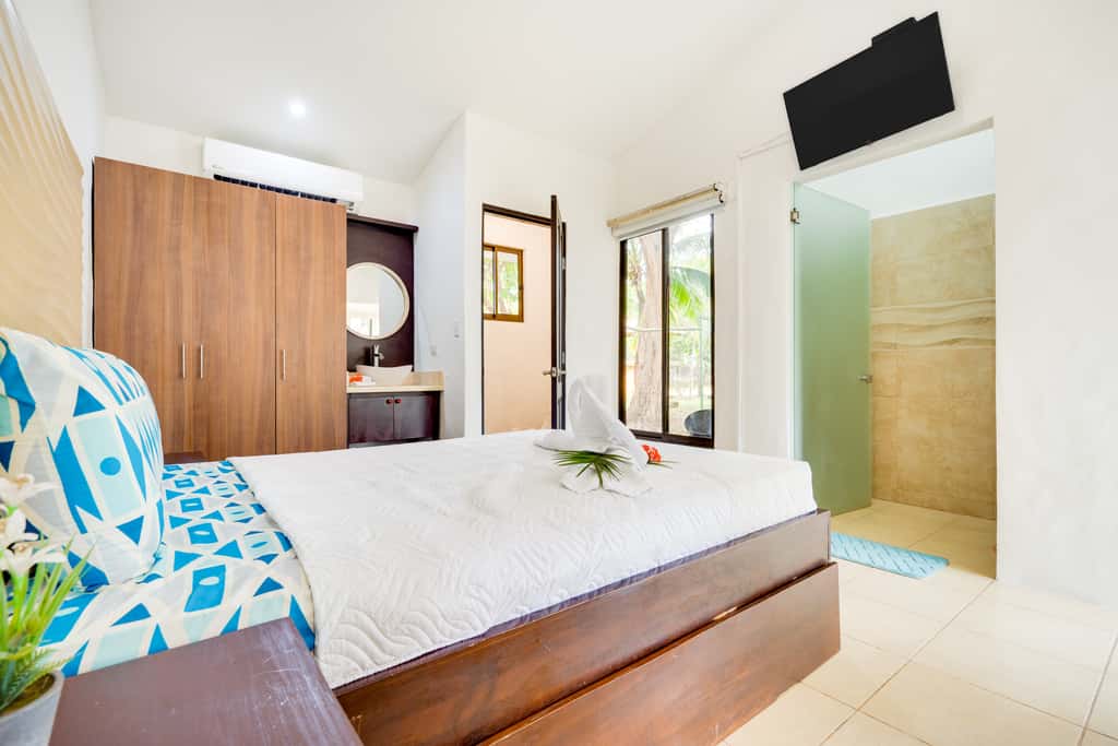 Step-Free Studio w/ Pool Access, Walk to Beach!