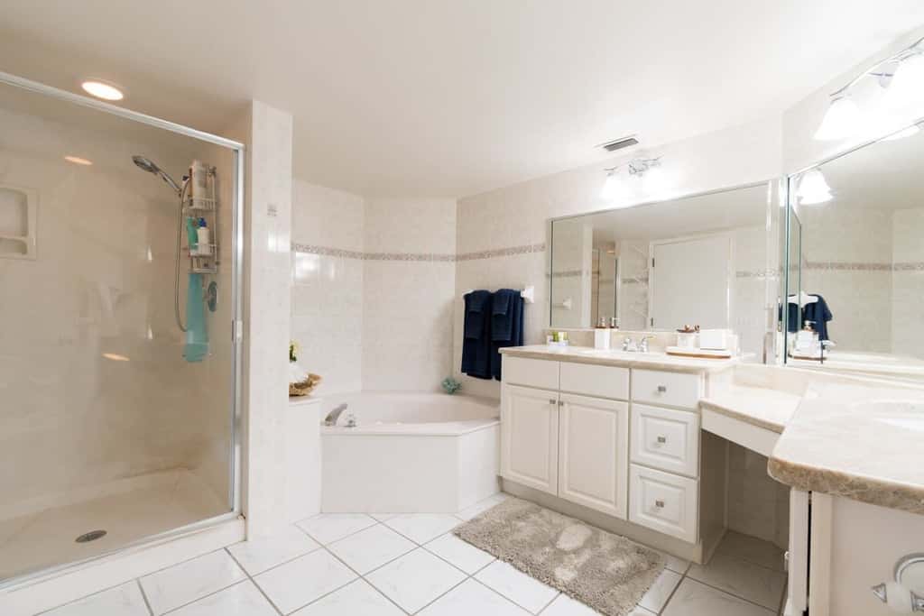 Stunning Luxury Oceanfront Condo: 90 Day Minimum