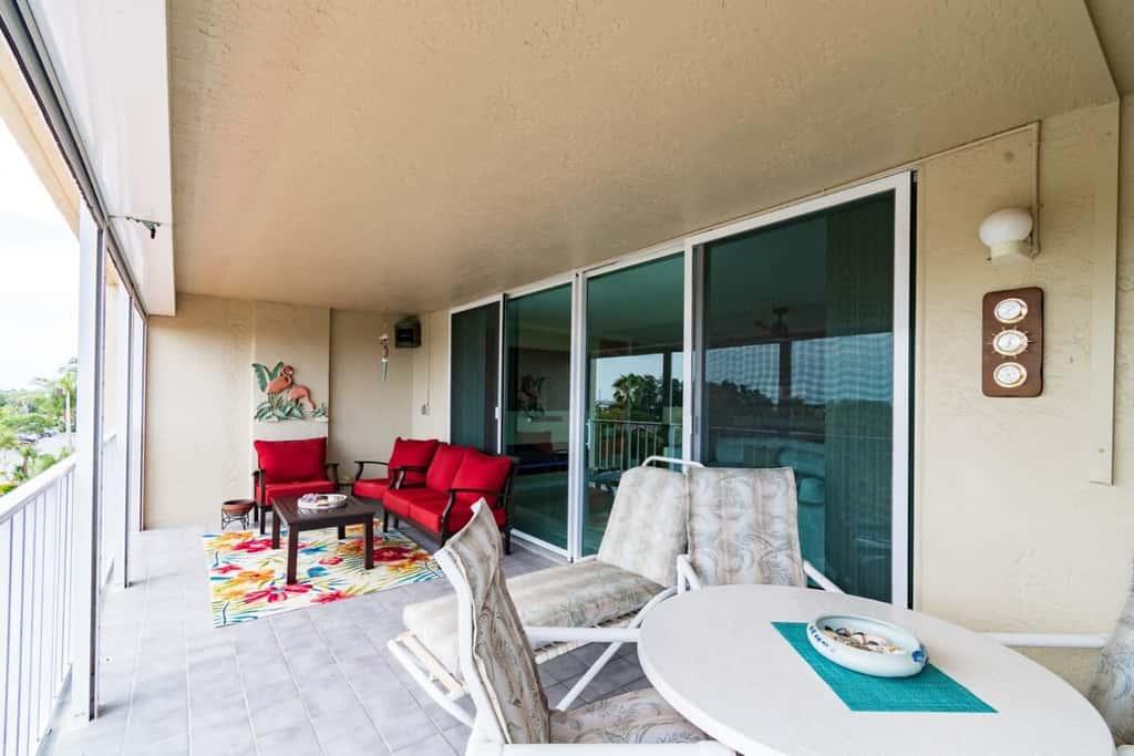 Stunning Luxury Oceanfront Condo: 90 Day Minimum