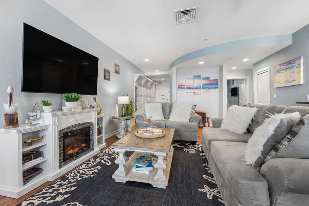 Sojourn 3BD2BA with Balcony, 3 Pools, Beach Access