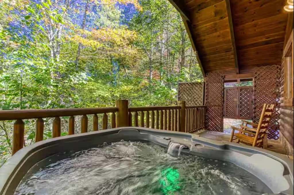 Inviting 1BR Cabin - HOT TUB & Fireplace - Smokies