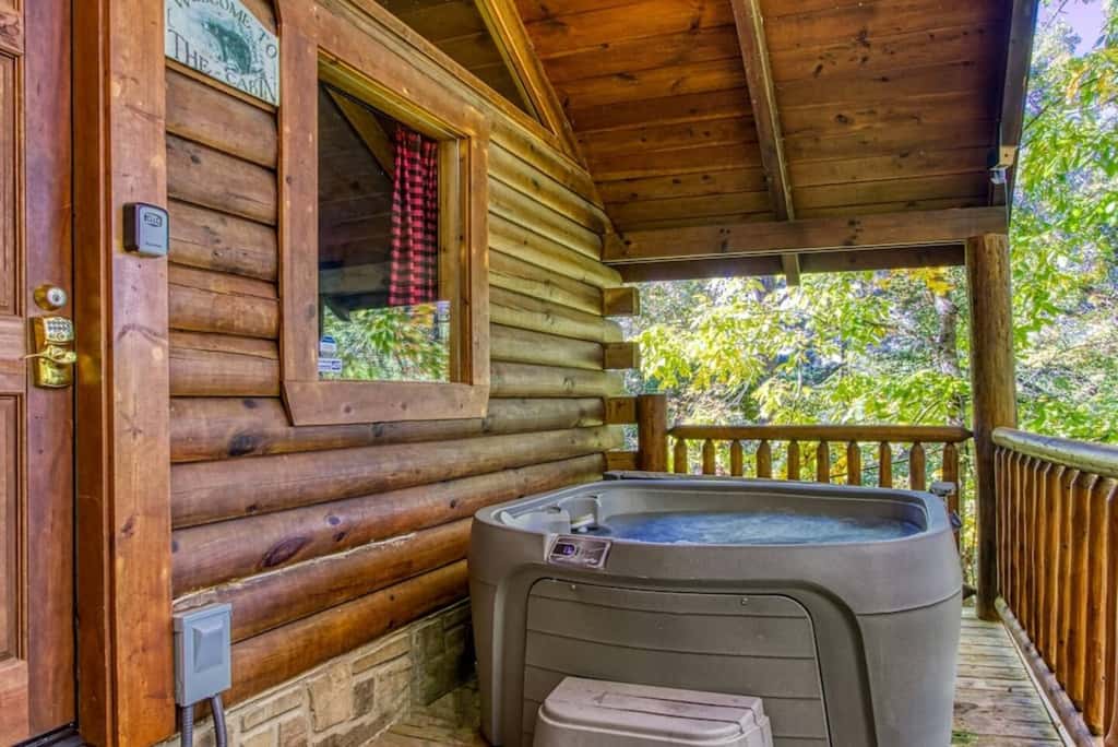 Inviting 1BR Cabin - HOT TUB & Fireplace - Smokies