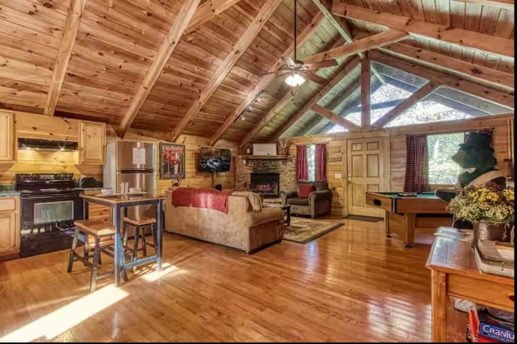 Inviting 1BR Cabin - HOT TUB & Fireplace - Smokies