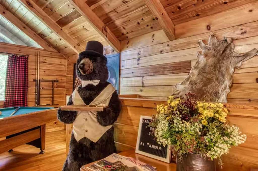 Inviting 1BR Cabin - HOT TUB & Fireplace - Smokies