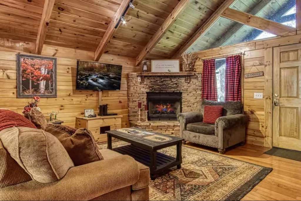 Inviting 1BR Cabin - HOT TUB & Fireplace - Smokies