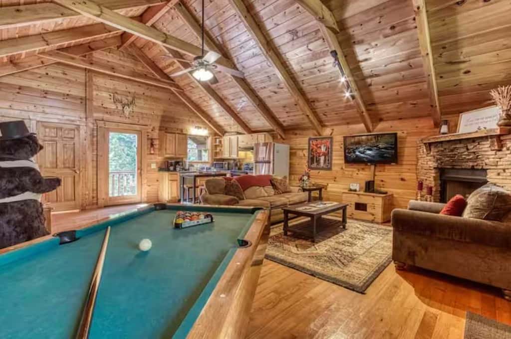 Inviting 1BR Cabin - HOT TUB & Fireplace - Smokies