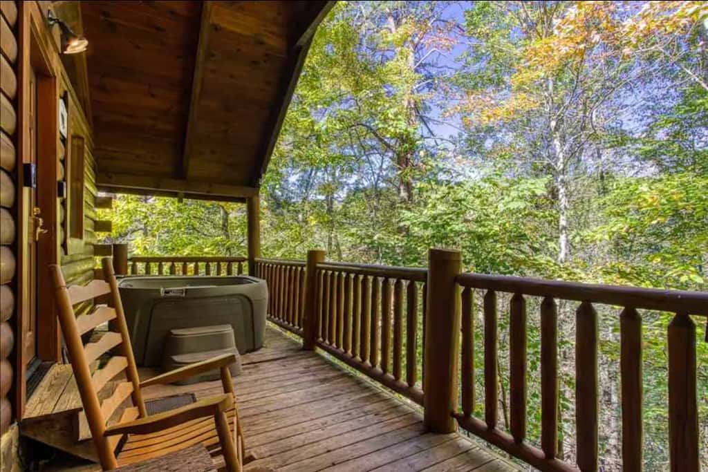 Inviting 1BR Cabin - HOT TUB & Fireplace - Smokies