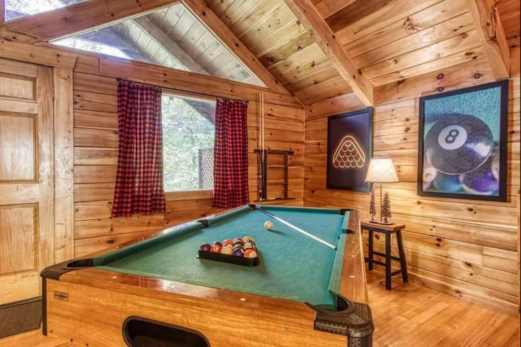 Inviting 1BR Cabin - HOT TUB & Fireplace - Smokies