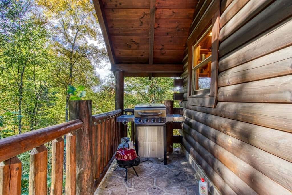 Inviting 1BR Cabin - HOT TUB & Fireplace - Smokies