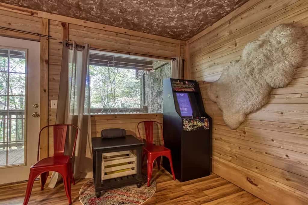 Inviting 1BR Cabin - HOT TUB & Fireplace - Smokies