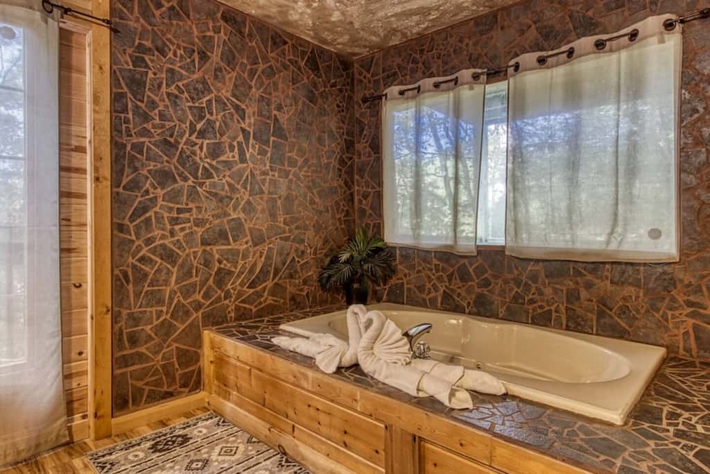 Inviting 1BR Cabin - HOT TUB & Fireplace - Smokies