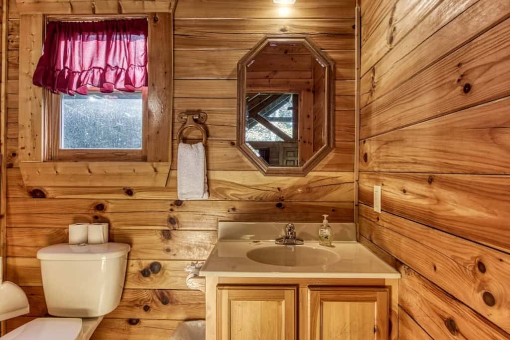 Inviting 1BR Cabin - HOT TUB & Fireplace - Smokies