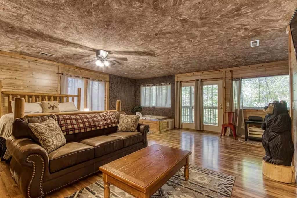 Inviting 1BR Cabin - HOT TUB & Fireplace - Smokies