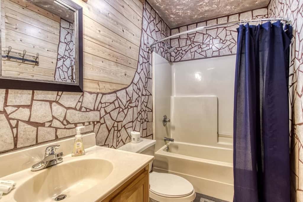 Inviting 1BR Cabin - HOT TUB & Fireplace - Smokies