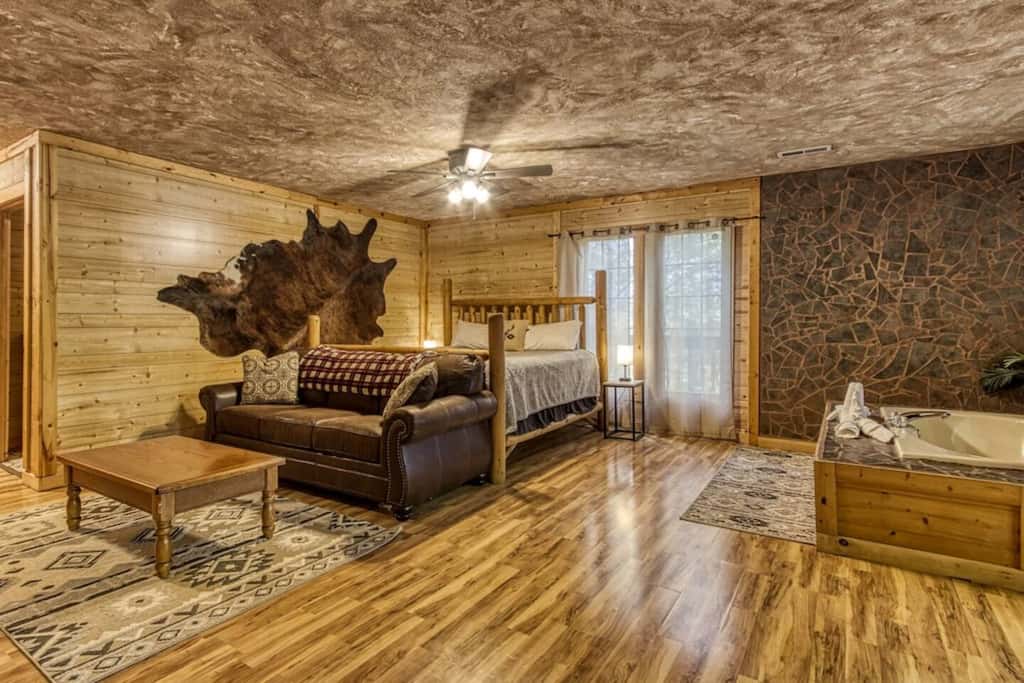 Inviting 1BR Cabin - HOT TUB & Fireplace - Smokies