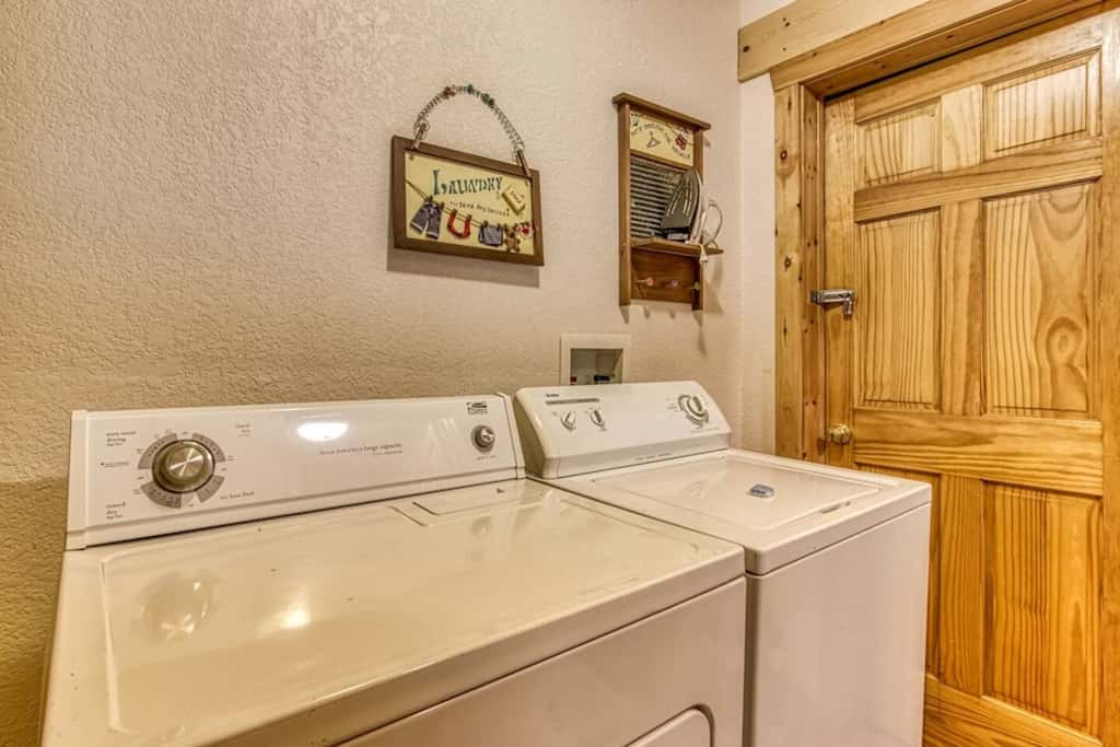 Inviting 1BR Cabin - HOT TUB & Fireplace - Smokies