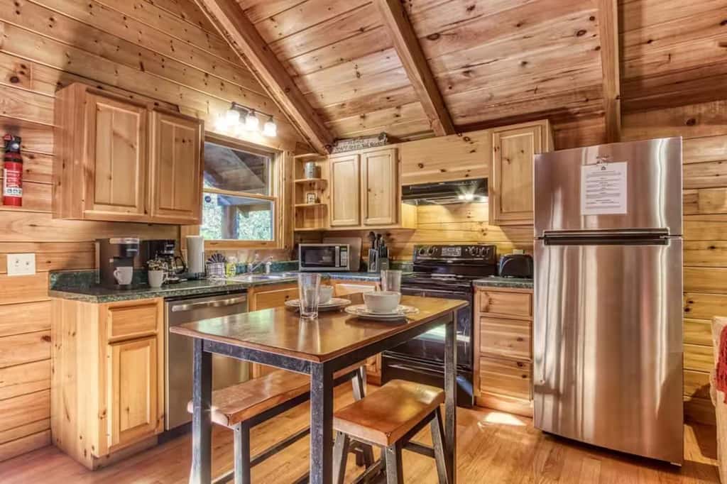 Inviting 1BR Cabin - HOT TUB & Fireplace - Smokies