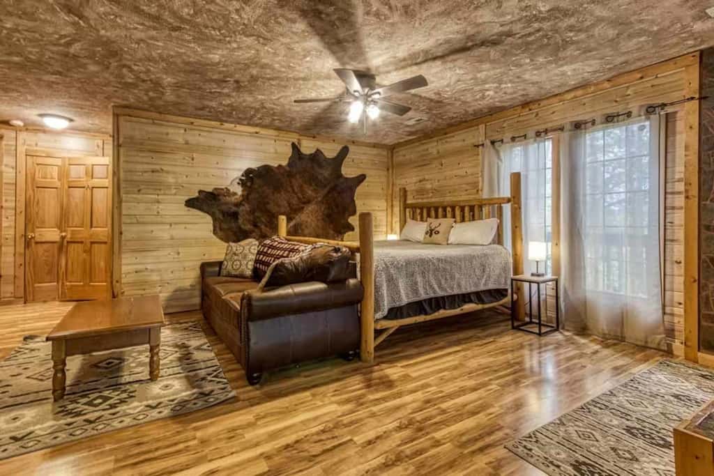 Inviting 1BR Cabin - HOT TUB & Fireplace - Smokies
