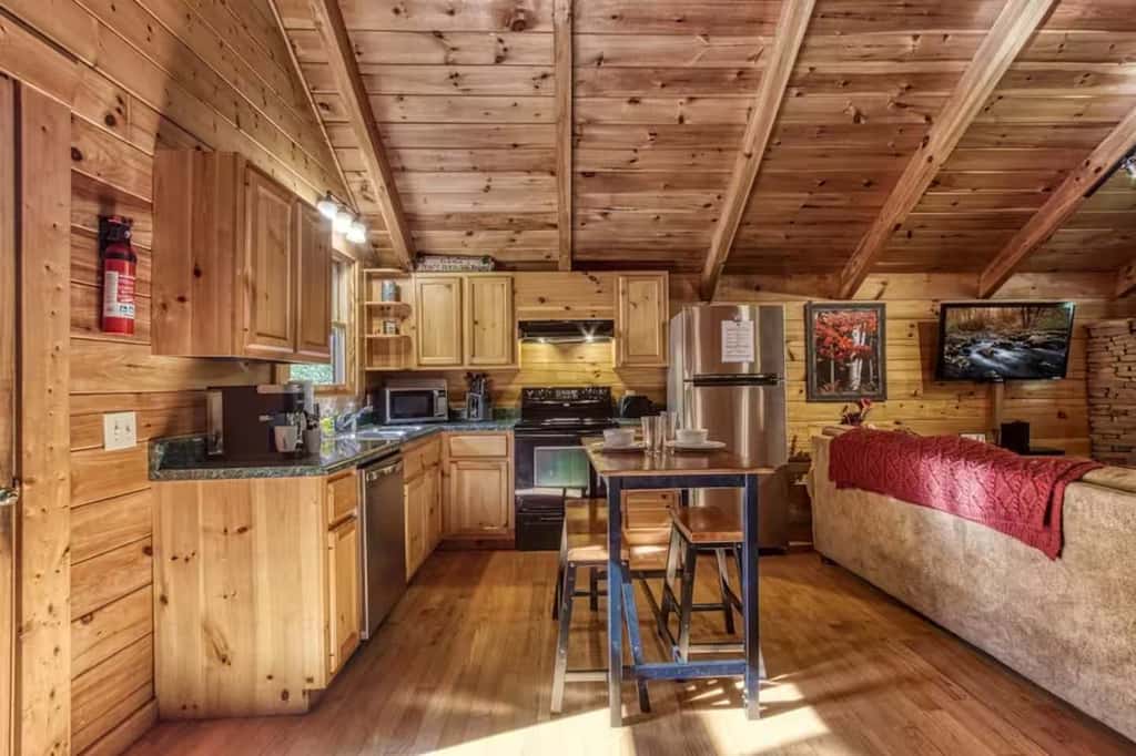 Inviting 1BR Cabin - HOT TUB & Fireplace - Smokies