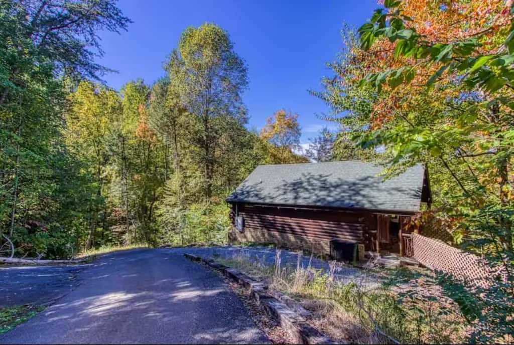 Inviting 1BR Cabin - HOT TUB & Fireplace - Smokies