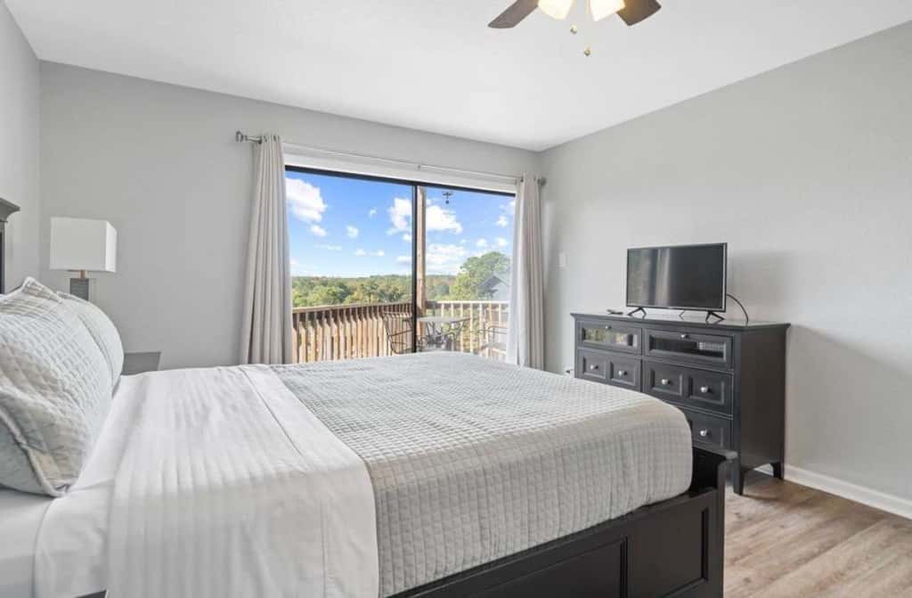 Hamilton Harbor Hideaway | Lake Views & Pool