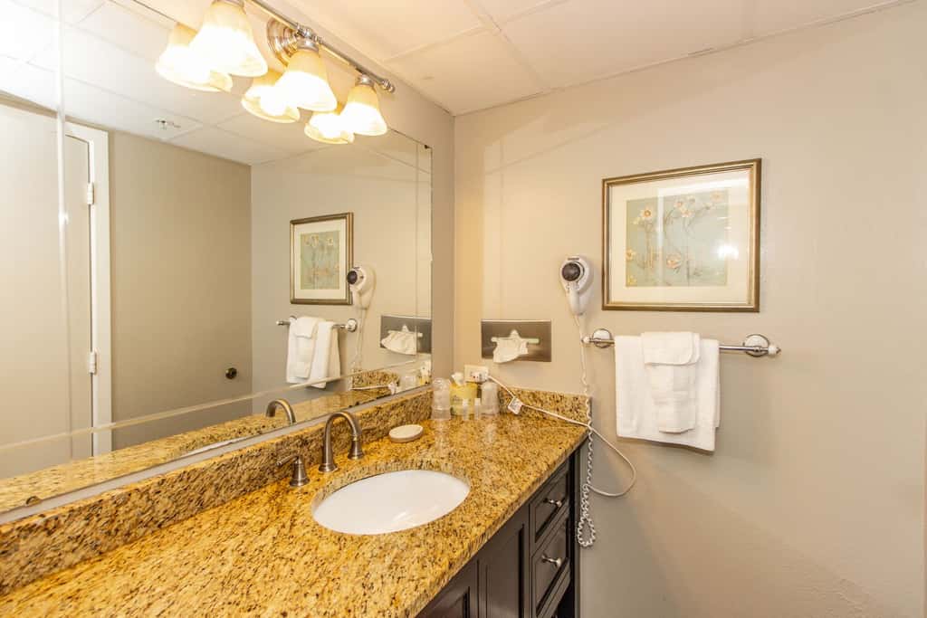 Cozy Oceanfront Getaway! Landmark 640 for 6!
