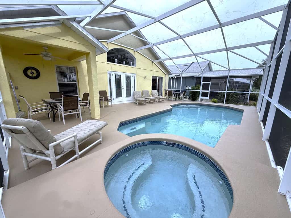 Relaxing 4 Bedroom Home with Private Pool and Golf Course View