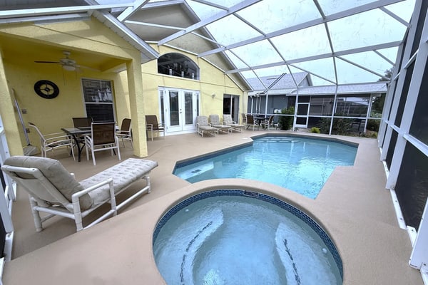 Relaxing 4 Bedroom Home with Private Pool and Golf Course View