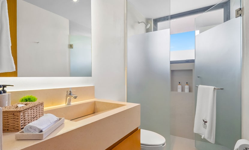 2BR condo near the ocean with pool, gym, WiFi & balcony