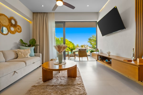 Rooftop Pool & Beach Club Condo, Walking Distance to Marina & Beach, Sleeps 6