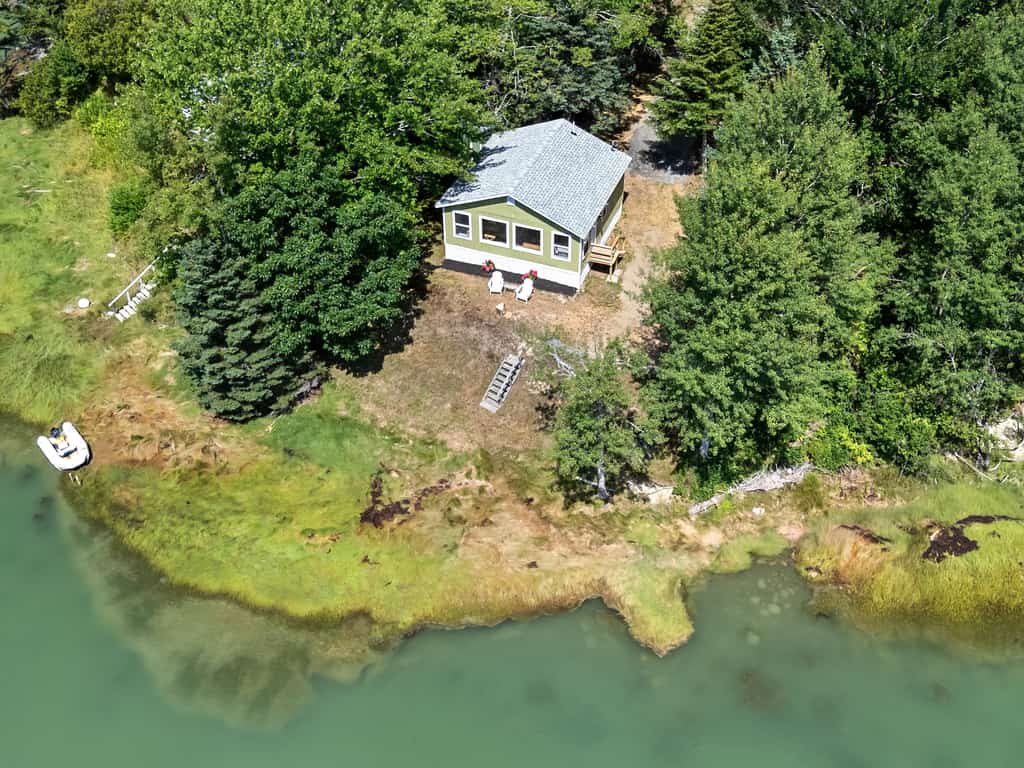 Camp Avaliz - Ocean-view for 2 with a queen bedroom, kitchenette, Wi-Fi and AC