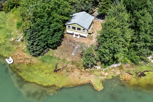 Camp Avaliz - Ocean-view for 2 with a queen bedroom, kitchenette, Wi-Fi and AC