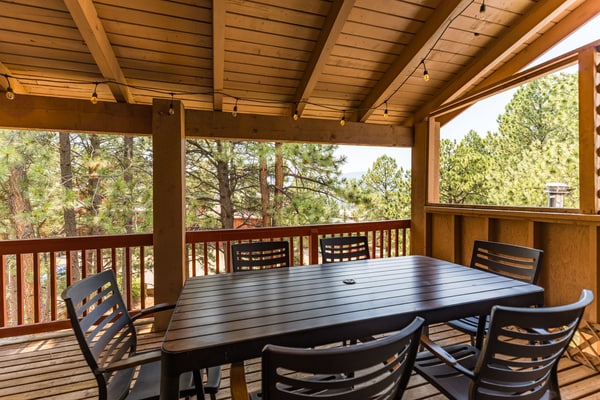 Welcome to Pine Top Loft, a top-floor treetop retreat in the heart of the Angel Fire base village. Sleep six across a king bedroom, an open loft with a queen and twin, and a living room sofa bed. Wake to pine and mountain views on your covered deck, then follow the short walk to the lifts, dropping skis at your dedicated locker along the way. Winter is effortless here, and summer brings hiking, biking, and village dining just as close.