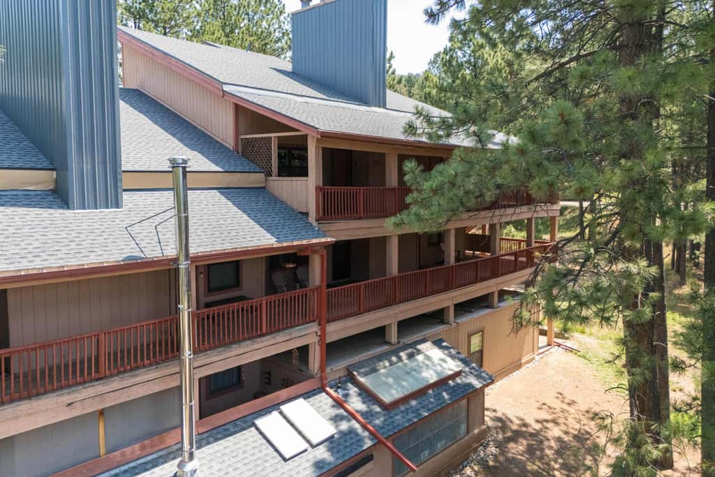 Pine Top Loft - Walk to Lifts, Ski Locker, Deck