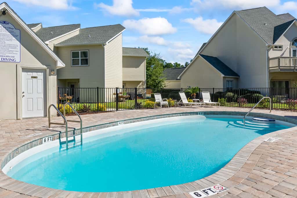Townhome with Shared Pool, Wifi & Full Kitchen