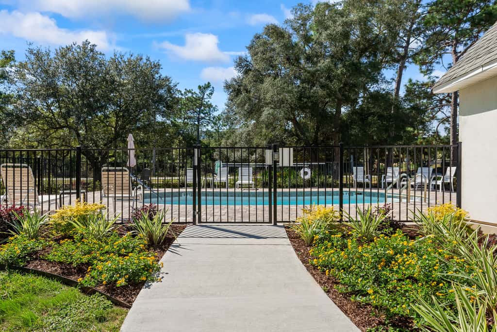 Townhome with Shared Pool, Wifi & Full Kitchen