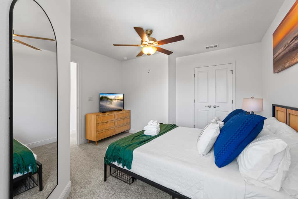 Townhome with Shared Pool, Wifi & Full Kitchen