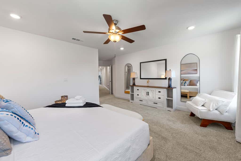 Townhome with Shared Pool, Wifi & Full Kitchen