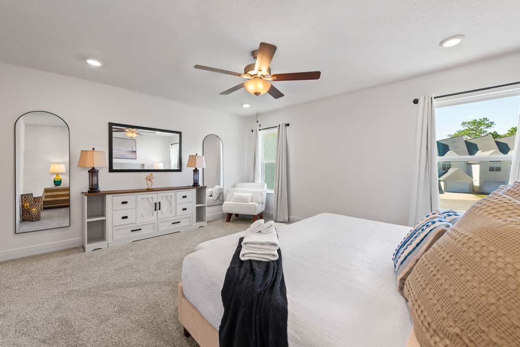 Townhome with Shared Pool, Wifi & Full Kitchen